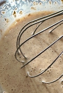 1. Этап. Овсяный блин. Зимний завтрак: И технология та же. Венчиком, тщательно все перемешать. Ну тесто (?) хоть стало похоже на что-то блинчиковое.