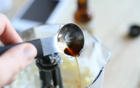 1. Этап. Крем для булочек Синнабон: 3. Для аромата влейте ванильный экстракт.