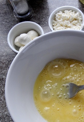 1. Этап. Полента-блин с творогом и сыром: Яйца подсолить, взбить вилкой.