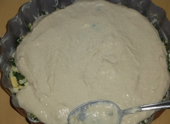 1. Этап. Пирог с луком и яйцами: 13. Сверху распределите оставшееся тесто. Все, можно отправлять форму в разогретую до 190 градусов духовку.