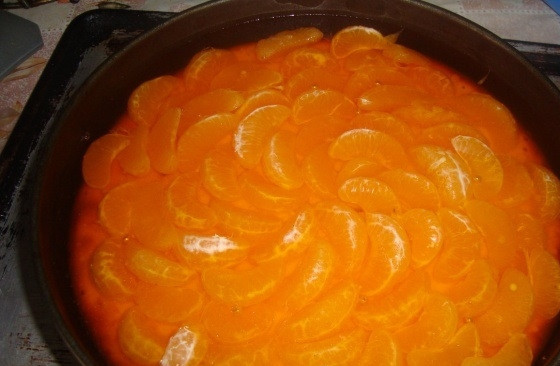 1. Этап. Мандариновый чизкейк: 7. Дольки мандарин выкладываю на остывший чизкейк в форме. Готовлю мандариновое желе по инструкции, указанной на упаковке (заливаю кипятком и размешиваю), и заливаю смесью мандариновые дольки, отправляю форму на 4 часа в холодильник.