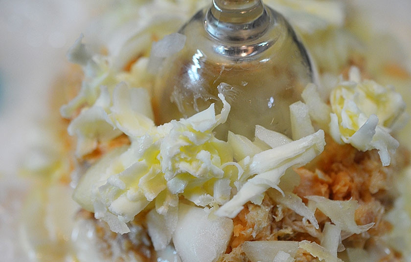 1. Этап. Салат Мимоза на 8 Марта: 7. Затем — натертое на терке сливочное масло.