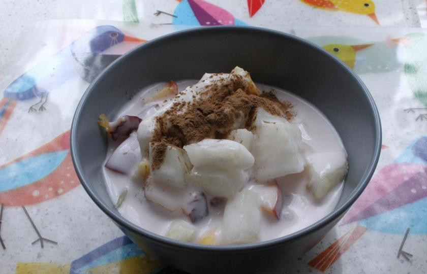 1. Этап. Фруктовый салат с дыней: Заливаем йогуртом и посыпаем корицей. Готово!