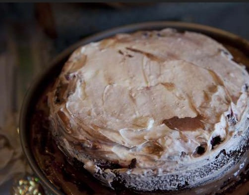 1. Этап. Торт Принцесса: Потом сливки, накрываем другим коржом; и все шаги повторяем: сироп с ягодами, крем, сливки.