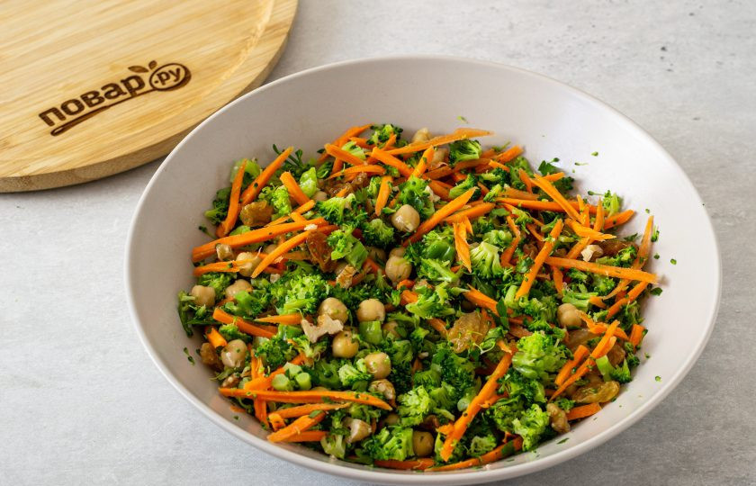 1. Этап. Салат из нута с брокколи: Заправьте салат и аккуратно перемешайте.