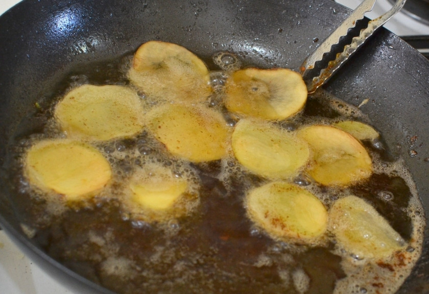 1. Этап. Рыба и чипсы: Почистите и нарежьте картофель тонкими ломтиками. Помойте сковороду, налейте и разогрейте растительное масло. В кипящее масло опустите картофель и обжаривайте с обеих сторон до золотистой корочки.