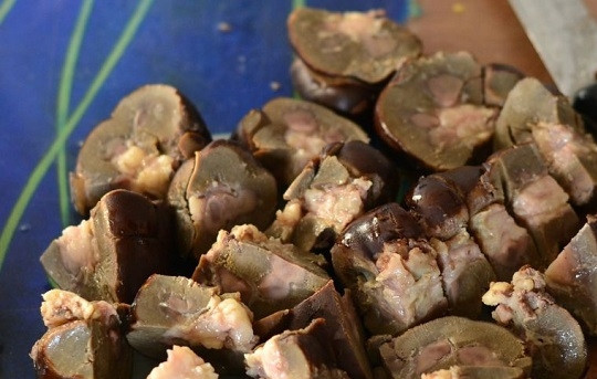 1. Этап. Рассольник с почками: 1. Почки нужно заранее замочить в холодной воде и оставить примерно на сутки (воду меняем несколько раз). После залейте водой, доведите до кипения, проварите 3-5 минут и слейте воду. Залейте чистой и варите на среднем огне еще минут 10. Охладите немного, удалите жир и нарежьте.