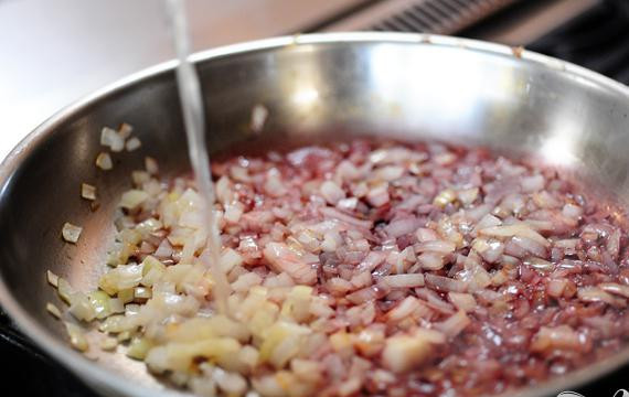 1. Этап. Свинина в клюквенном соусе: 3. В отдельной сковороде нагреть 1 столовую ложку оливкового масла и 1 столовую ложку сливочного масла на среднем огне. Добавить нарезанный лук и жарить в течение минуты, затем влить вино (если используется) и куриный бульон. Перемешать, затем добавить клюквенный соус. Готовить на среднем огне в течение 2-3 минут. Добавить куриный бульон при необходимости для достижения нужной консистенции. Добавить соль, перец и приправы по вкусу, если необходимо.