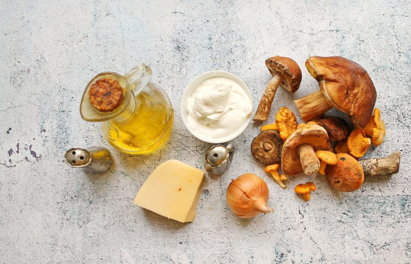 1. Этап. Грибы на сковороде со сметаной и сыром: Подготовьте все необходимые ингредиенты для приготовления грибов на сковороде со сметаной и сыром.