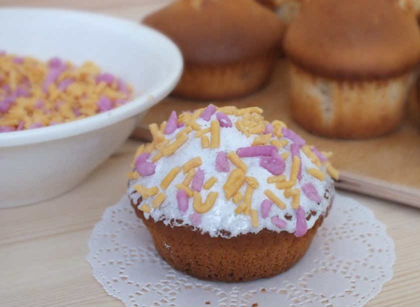 1. Этап. Пасхальные куличи на разрыхлителе: Закончите оформление кондитерской посыпкой и дайте подсохнуть в течение часа.