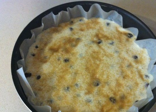 1. Этап. Клафути из черешни: 7. Вылейте тесто в форму на черешню и присыпьте верх слегка тростниковым сахаром, чтобы получилась красивая, хрустящая и сладкая корочка.