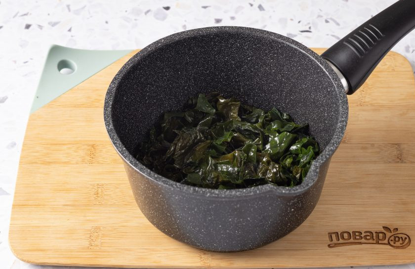 1. Этап. Суп из сушеной морской капусты: В сотейнике разогрейте кунжутное масло и обжаривайте в нем морскую капусту 4-5 минут, периодически помешивая.