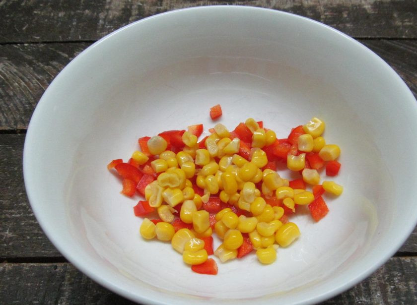 1. Этап. Блинчики с консервированным лососем и рисом: Добавьте кукурузу без жидкости.