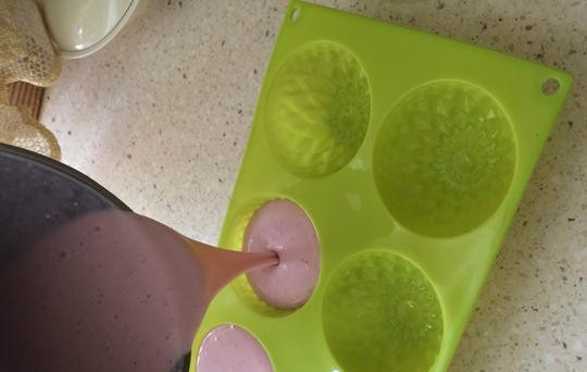 1. Этап. Творожное суфле с желатином: Затем измельчите массу блендером. Влейте её в формы для застывания.