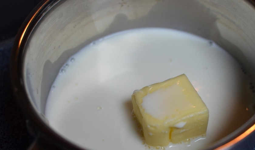 1. Этап. Начинка из мака: На слабом огне растопить масло с сахаром в молоке.