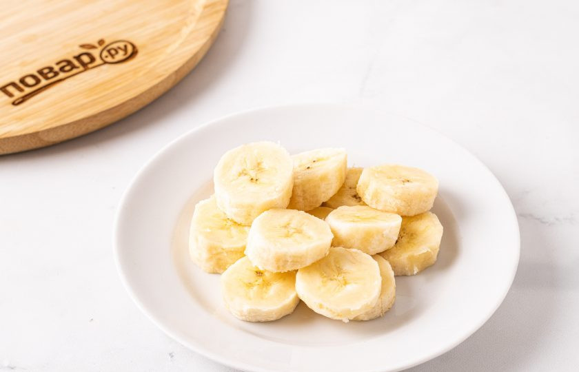 1. Этап. Бананово-миндальный шейк: Банан очистите и нарежьте кружочками.