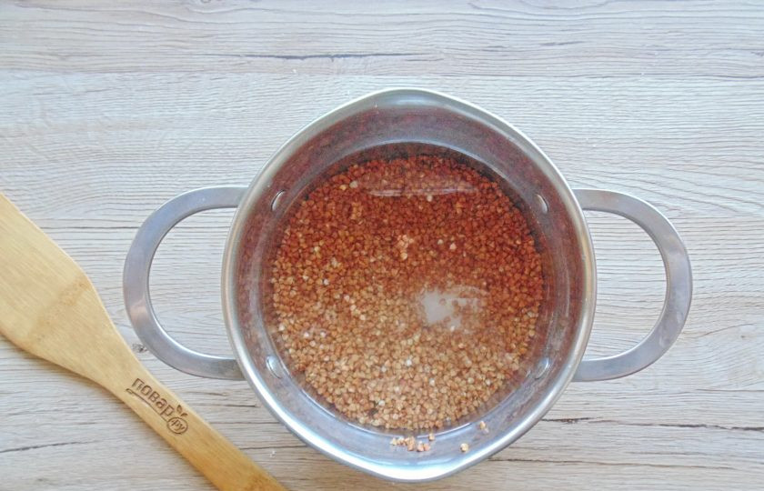 1. Этап. Салат с гречкой и овощами: Гречневую крупу помойте и выложите в кастрюлю. Залейте водой, посолите по вкусу. Соотношение гречки к воде 1:2.