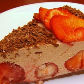 Клубнично-шоколадный торт с творожной прослойкой