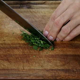 1. Этап. Креветки со спаржей: Мелко рубим нашу зелень (у меня - петрушка).