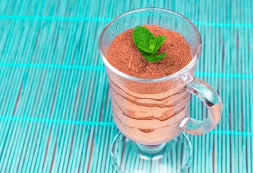 1. Этап. Нежнейший мусс Тирамису: 3. В сервировочный стакан выложите сначала слой мусса, затем насыпьте какао и измельченное в крошку печенье. Повторите, пока не заполните весь стакан. Затем украсьте мусс мятой и тертым шоколадом. Приятного аппетита!