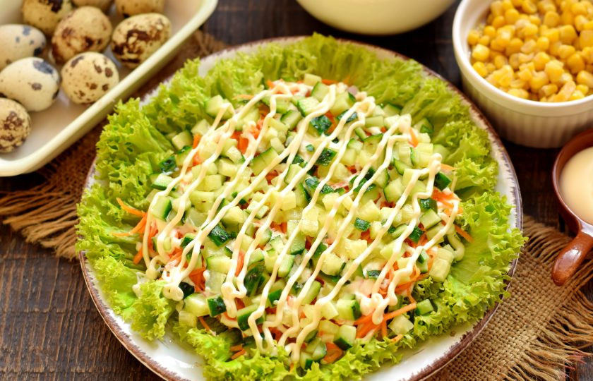 1. Этап. Салат Богатый маркиз: Свежий огурец нарежьте небольшими кубиками, выложите на морковь, сделайте сетку из майонеза.