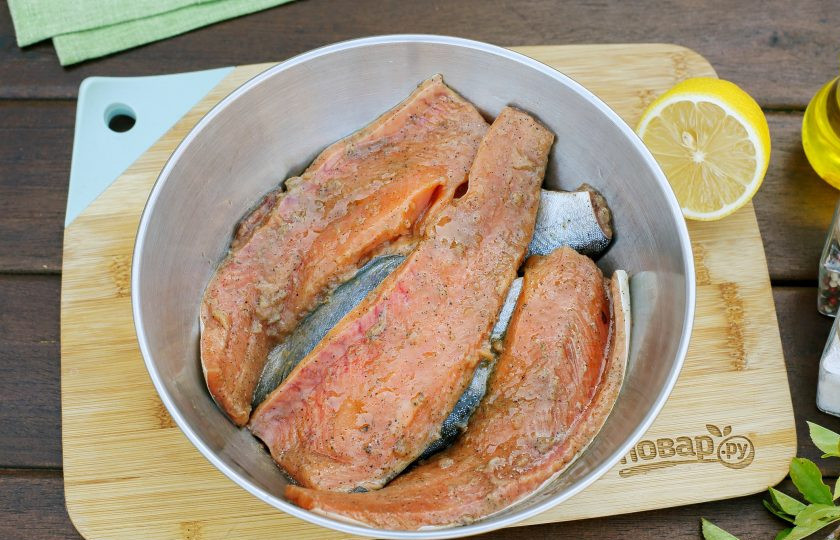 1. Этап. Красная рыба на мангале: Переложите в глубокую миску, полейте соком лимона, соевым соусом и растительным маслом. Аккуратно перемешайте, чтобы маринад распространился по всему филе и оставьте мариноваться минимум на 30 минут. Можно оставить на ночь.