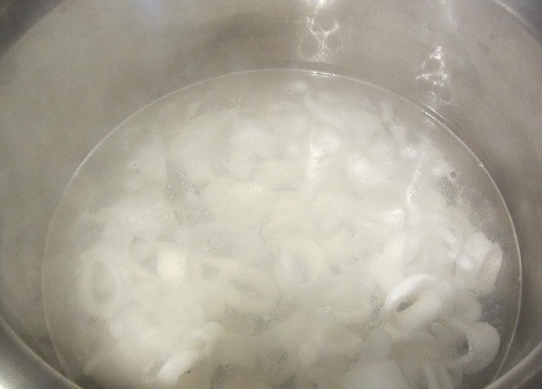 1. Этап. Салат из морской капусты и кальмаров: У меня кольца кальмара. Выкладываем в кастрюлю, заливаем холодной водой и на сильном огне доводим до кипения. Тушки кальмаров варим точно так же.