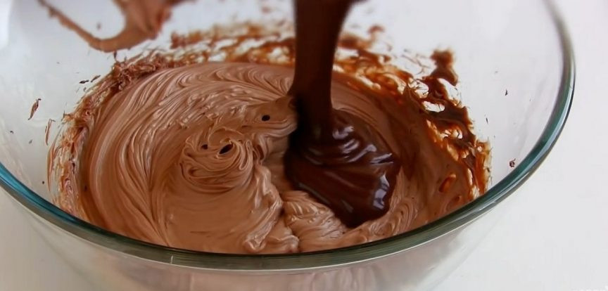 1. Этап. Торт Нутелла (супершоколадный): 4. Мягкое сливочное масло и шоколадную пасту комнатной температуры взбейте миксером в течение нескольких минут. Добавьте теплый шоколад и взбейте на низкой скорости миксера до однородности.