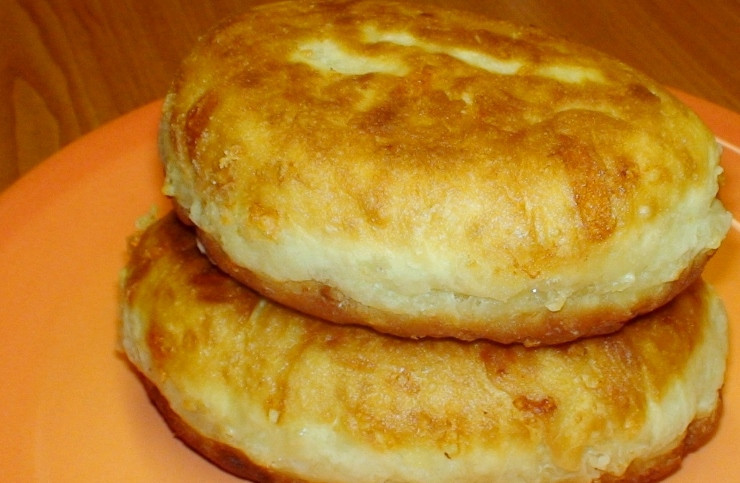 1. Этап. Пирожки на кефире жареные: На горячей сковороде, политой маслом, запекаем пирожки под закрытой крышкой по 3 минуты с каждой стороны. Затем, открыв крышку, жарим ещё по 1 минуте с каждой стророны. Пирожки готовы. Приятного аппетита!