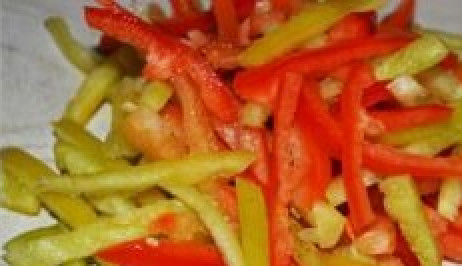 1. Этап. Салат Дунайский: Перец нарезаем соломкой.