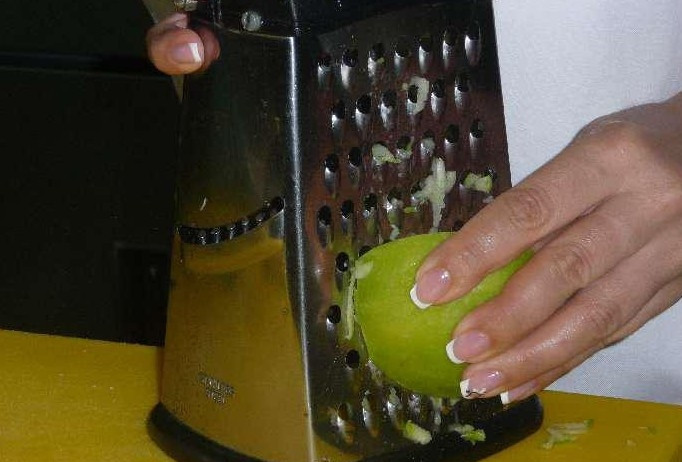 1. Этап. Шашлык свиной в пиве: Репчатый лук почистить и либо натереть на терке, либо измельчить в блендере. Чем сочнее лук, тем лучше.