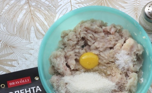 1. Этап. Рыбные котлеты с рисовой полентой: Рыбу нарезать на кусочки и пропустить ч/з мясорубку или пробить в чаще блендером. Добавить в рыбный фарш рисовую поленту ТМ Bravolli, яйцо, соль, перец, обжаренные лук с морковью или просто нарезанную луковицу.
