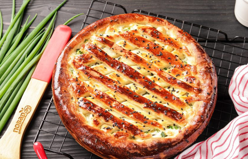 1. Этап. Дрожжевой пирог с яйцом в духовке: Затем переверните и остудите на решётке.