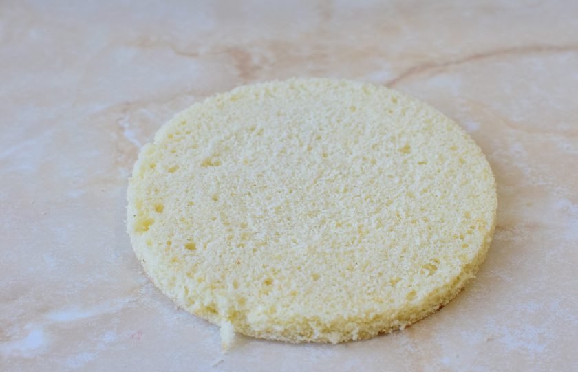 1. Этап. Малиновый муссовый торт: Готовый бисквит остудите. Можно с него срезать верх, чтобы поверхность стала более ровной.