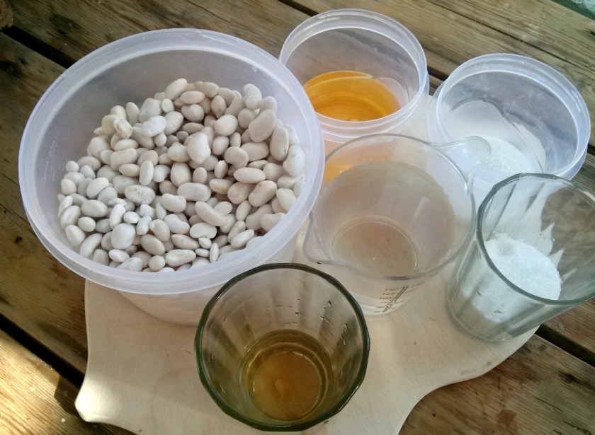 1. Этап. Салат Красный комиссар на зиму: Фасоль необходимо предварительно замочить на несколько часов. Отмерьте ингредиенты для маринада. Все перемешайте, кроме уксуса.