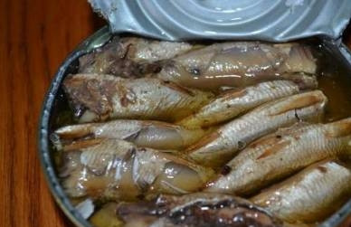 1. Этап. Шпротный салат: Планировалось приготовить бутерброды со шпротами, но вот такие шпроты оказались в банке, помятые и не цельные. Но из них можно сделать салат.