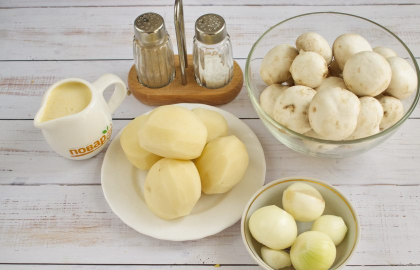 1. Этап. Суп-пюре с шампиньонами и картофелем: 1. Грибы и овощи вымойте. Картофель, лук очистите.