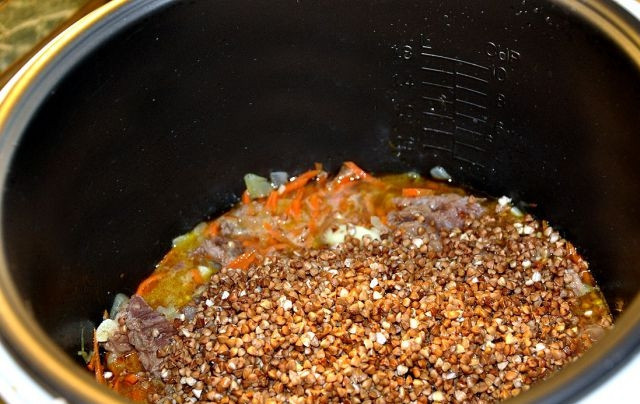 1. Этап. Гречка с тушенкой в мультиварке: Затем к тушенке и овощам добавляем хорошо промытую гречку, заливаем все это дело водой. Накрываем крышкой, выставляем режим 