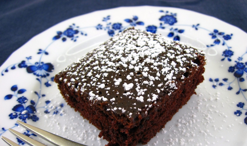 1. Этап. Крейзи кейк постный: Готовый постный крейзи кейк посыпьте сахарной пудрой и подавайте к чаю или кофе. Приятного аппетита!