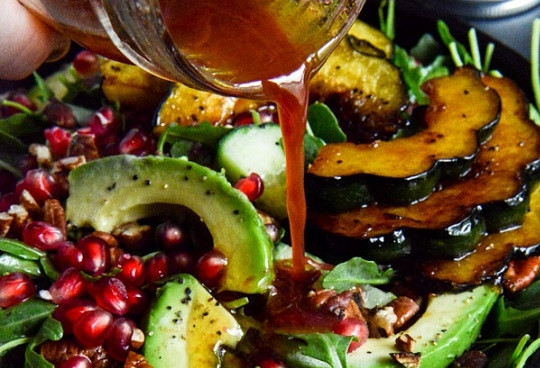 1. Этап. Салат из тыквы и рукколы с орехами и гранатом: 5. Перед подачей салата на стол полейте его заправкой и аккуратно перемешайте.