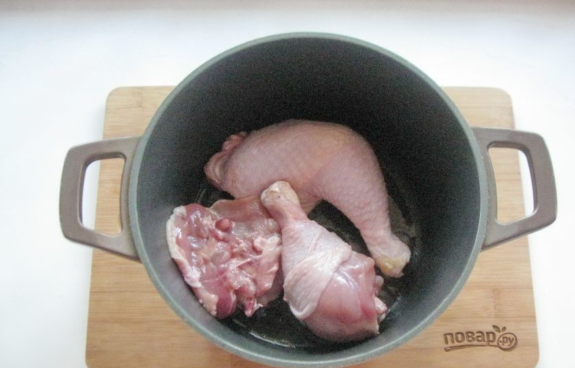 1. Этап. Курица с грибами в казане: Любые мясистые части курицы помойте, обсушите салфеткой и выложите в хорошо разогретый казан с подсолнечным маслом.