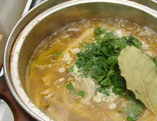 1. Этап. Грибная лапша из сушеных грибов: Кладем зелень и лавровый лист в суп, перемешиваем и снимаем с огня. Настаиваем под крышкой 15 минут.