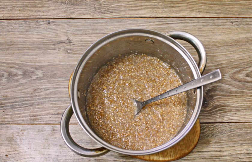 1. Этап. Каша из дробленой пшеничной крупы: Варите на среднем огне, перемешивая в течение 15-20 минут.