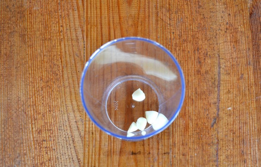 1. Этап. Горлодер с хреном: Чеснок очистите и нарежьте средними кусочками.