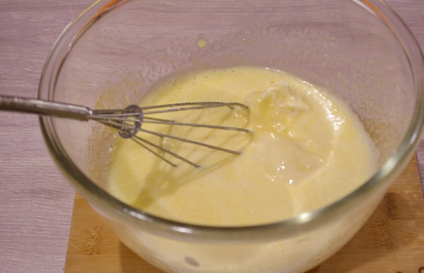 1. Этап. Вишневый пирог из замороженной вишни: Яйца с сахаром взбиваем. Добавляем разрыхлитель или гашеную соду.