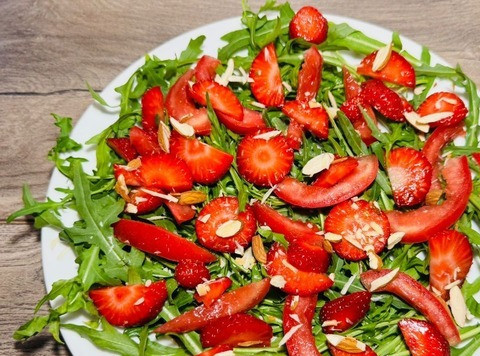 1. Этап. Салат Яркое настроение: Посыпаем орешками рукколу. помидор и клубнику.