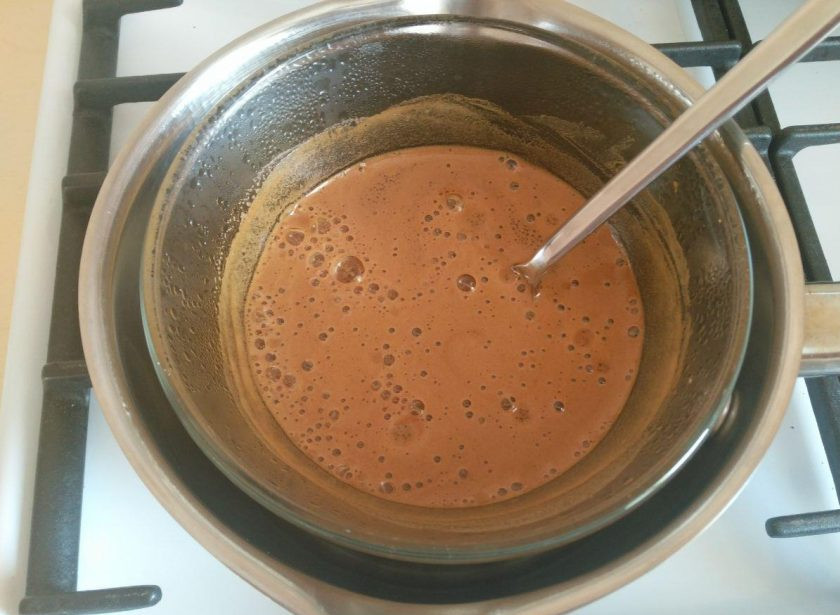 1. Этап. Постные кофейные пряники: Прогрейте смесь до вспенивания в течение 3-5 минут, помешивая её.