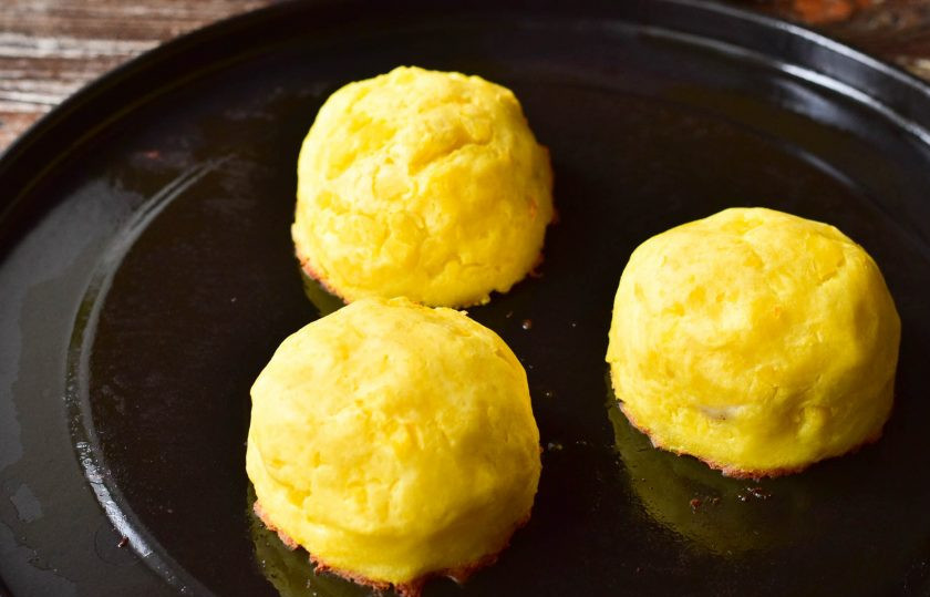 1. Этап. Мясо запеченное в пюре: Отправьте противень в разогретую до 190 градусов духовку на 30 минут.