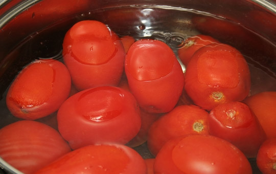 1. Этап. Томатный суп-пюре для похудения: Для дальнейшей работы нам необходимо очистить помидоры от кожуры. Для того, чтобы это было проще сделать, мы опускаем их на 2-3 минуты в кипяток.
