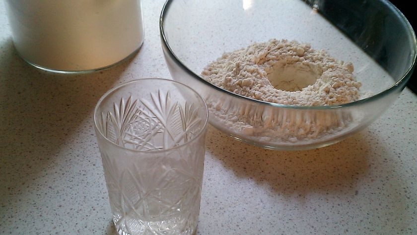 1. Этап. Постный бездрожжевой хлеб: Начните приготовление хлеба с закваски, поскольку это основная составляющая. Готовится она почти 3 суток. Возьмите тёплую кипячёную воду, налейте её в литровую банку. В эту банку просейте около 50 граммов пшеничной муки. Завяжите горлышко банки марлей и поставьте закваску на сутки в тёплое место (температура от 25 градусов).